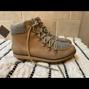 Sorel lace up boots like new!